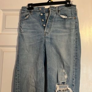 LEVIS STRAIGHT LEG HOLE IN KNEE JEANS